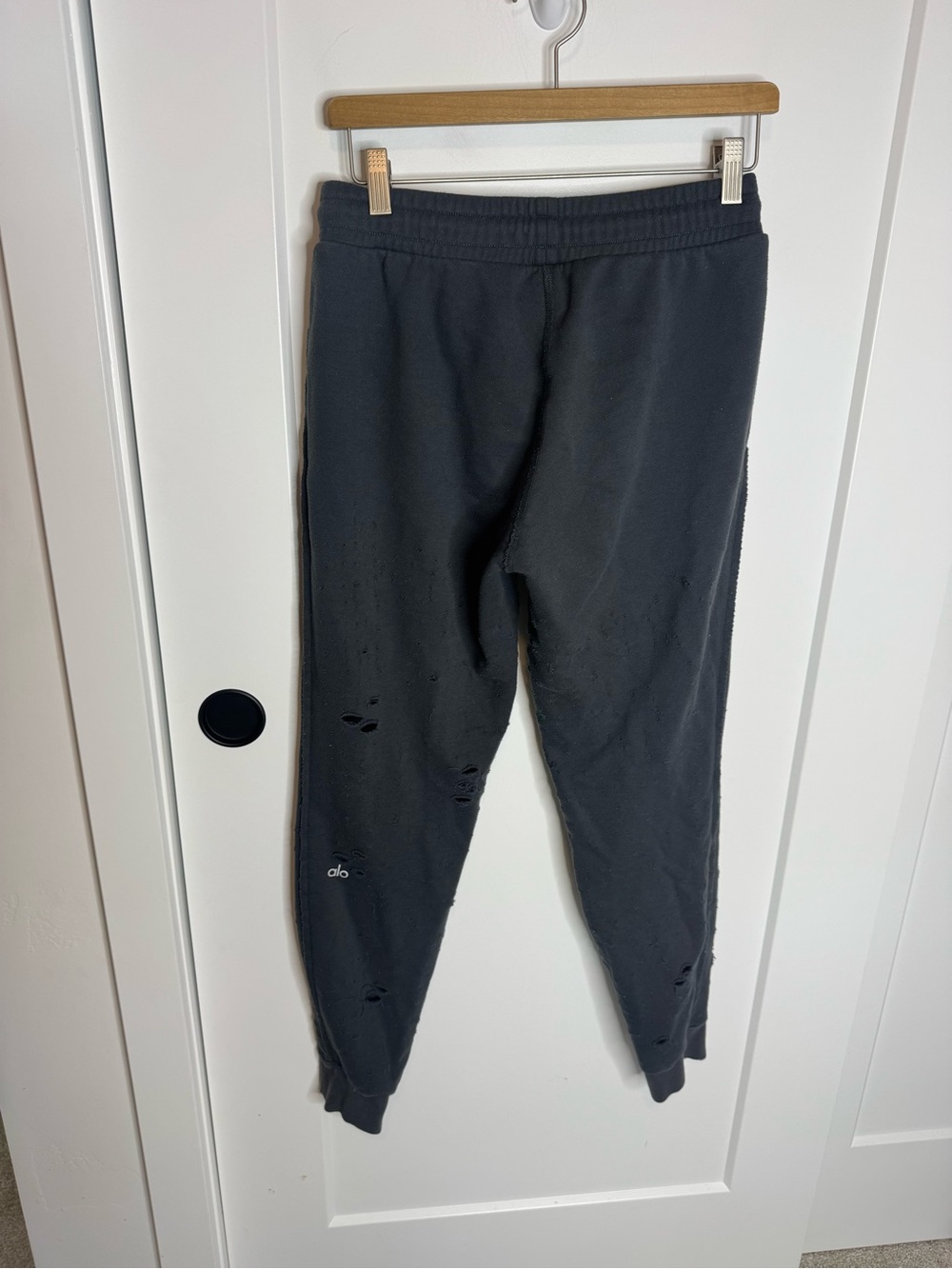 Alo Yoga Distressed Lounge Joggers Sweatpants Gray Size Small - Picture 6 of 6